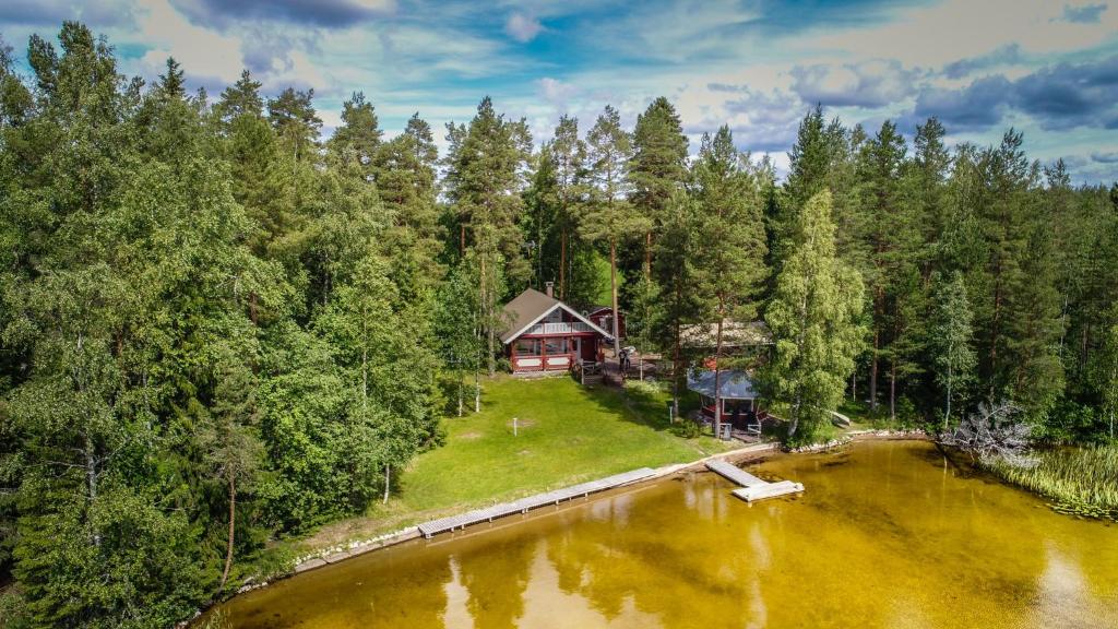 eine Luftaufnahme eines Hauses neben einem See in der Unterkunft Villa Kuusiranta in Ähtäri