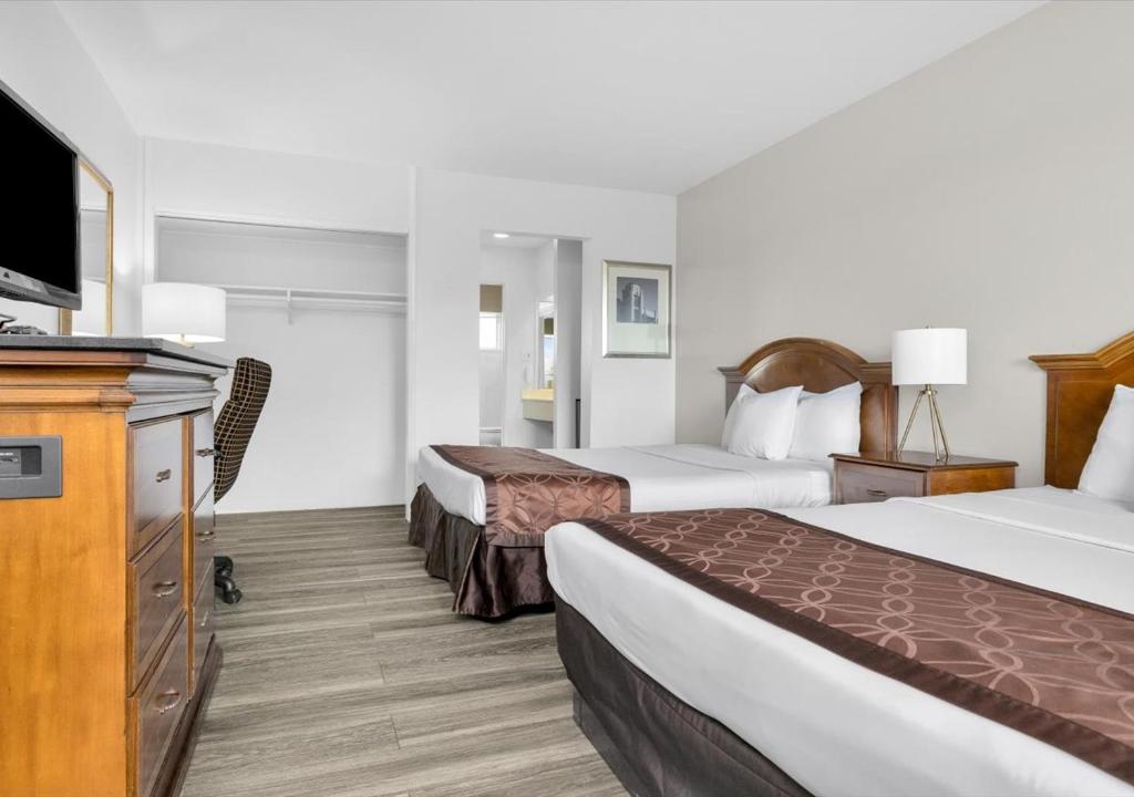 Motel 6 San Francisco, CA Great Highway - King Room - Disability Access - Non-Smoking
