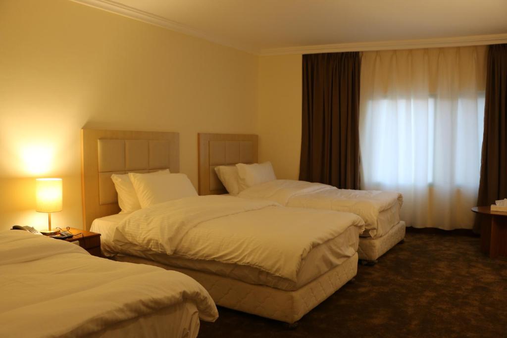 Postel nebo postele na pokoji v ubytování Silk Road Hotel