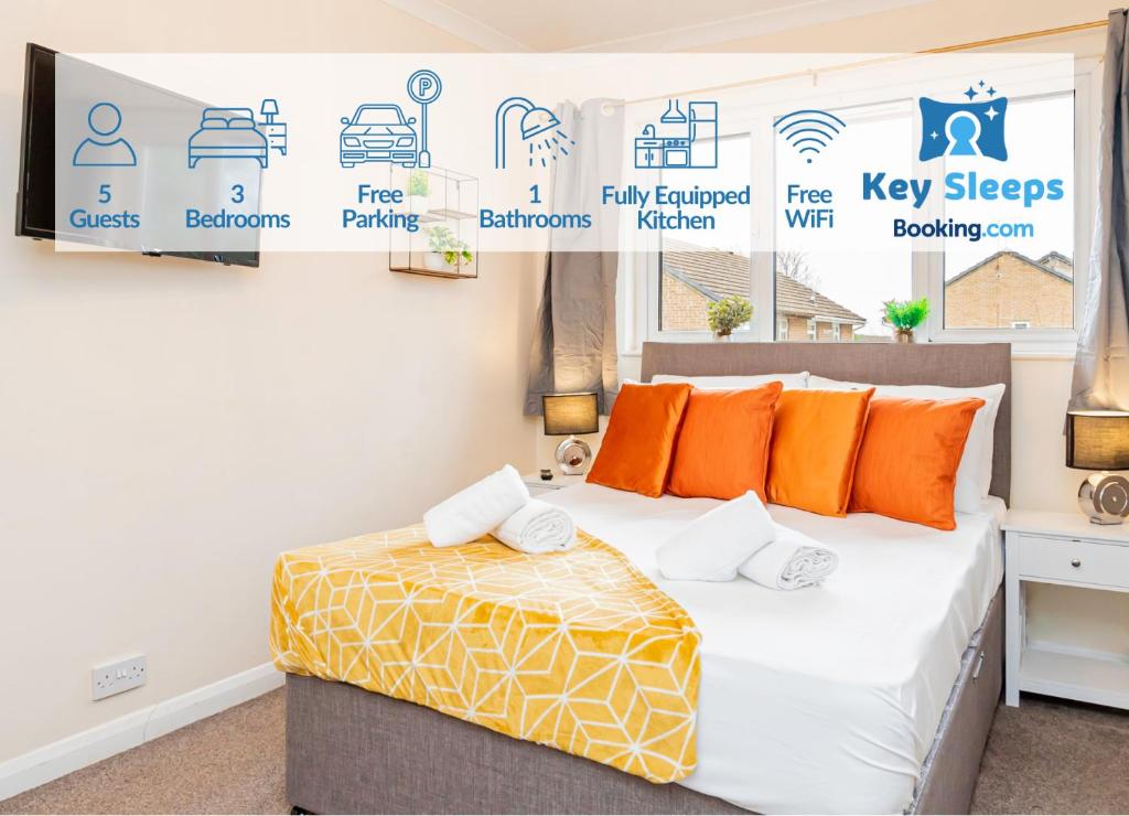 una camera da letto con un letto con cuscini arancioni di Cosy 3 Bedroom House with Free Parking and Garden a Earley