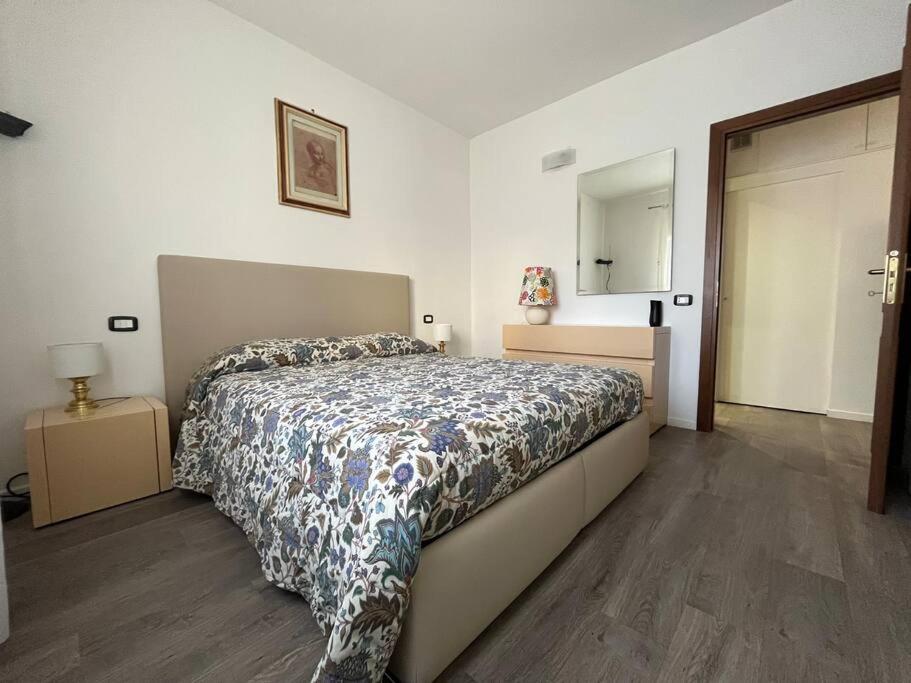 een slaapkamer met een bed met een bloemdekbed bij San Gaggio Apartment with Patio in Florence