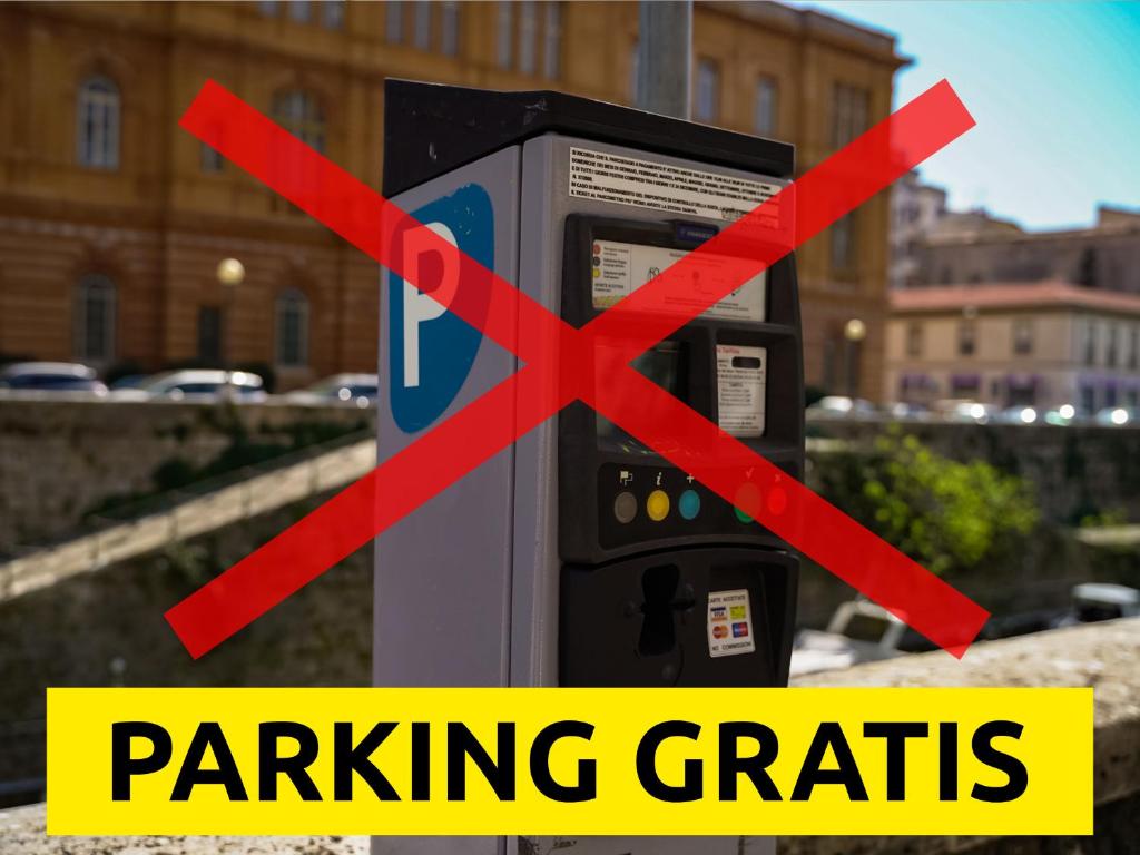 リヴォルノにあるCasa Fortunata con parcheggioの赤いサイン付き駐車場