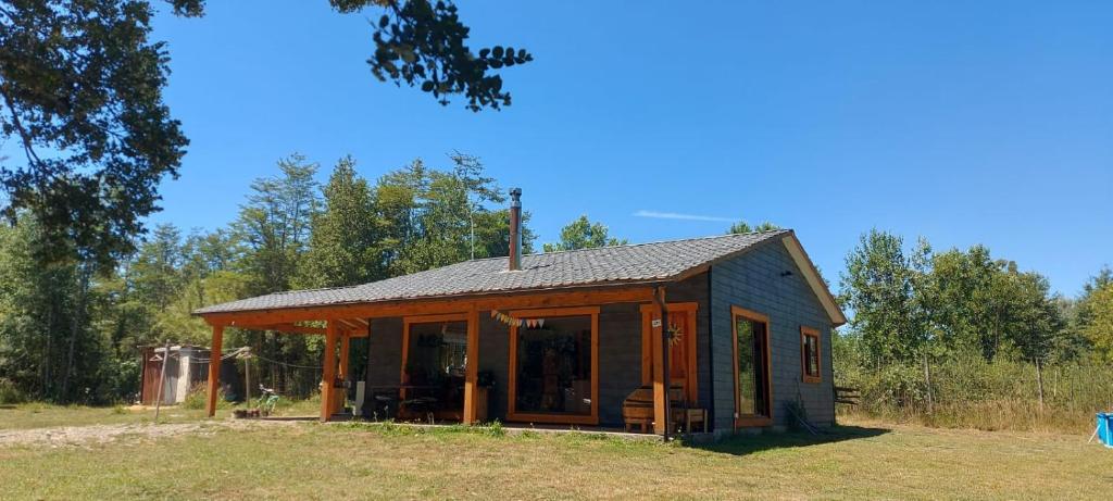 a small cabin in the middle of a field at casa de campo in Villarrica
