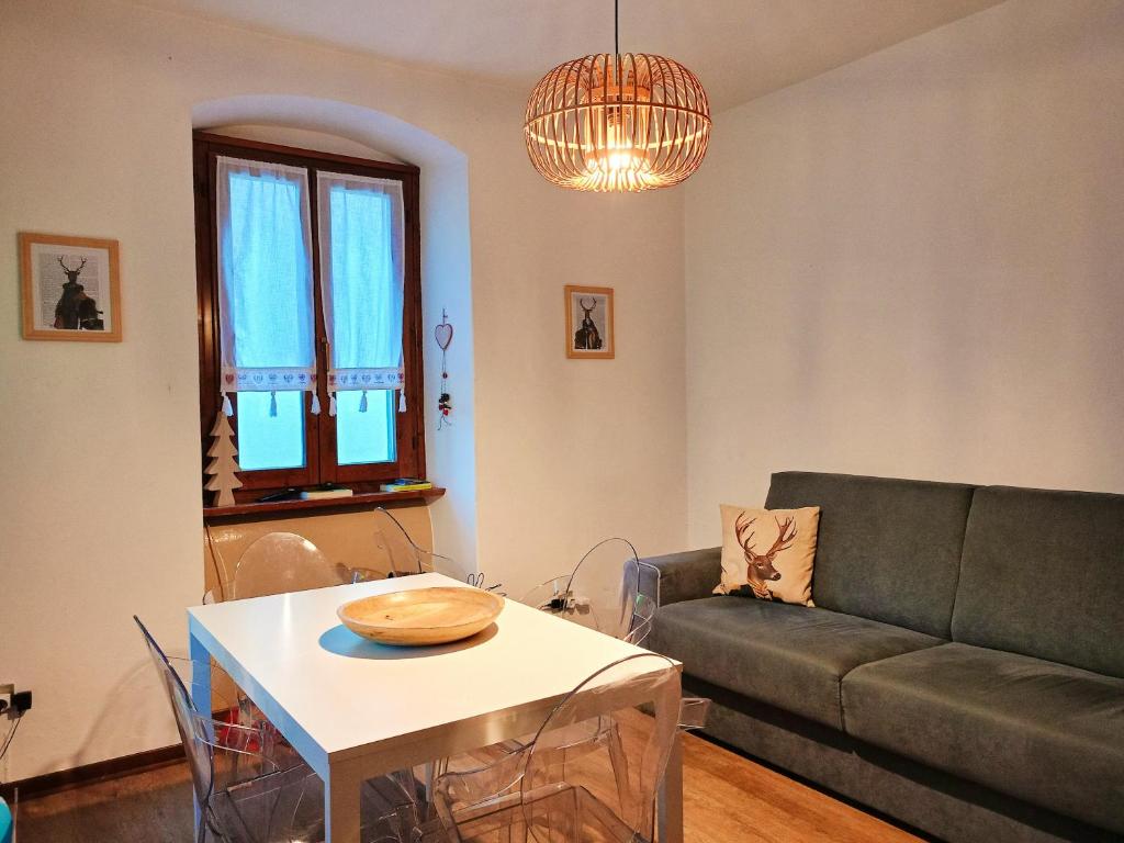 Un lugar para sentarse en Cosy Apartment in Carisolo with City View.