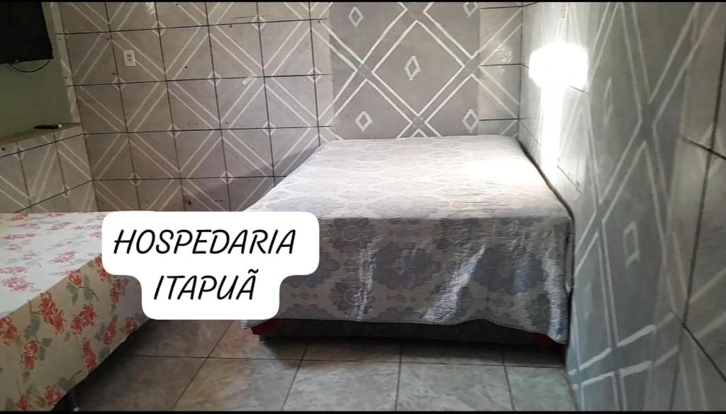 Hospedaria Itapuã في سانتاريم: غرفة نوم بسرير وجدار من البلاط
