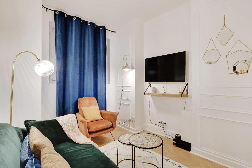 a living room with a couch and a chair at Beautiful apartment - Arc de Triomphe in Paris