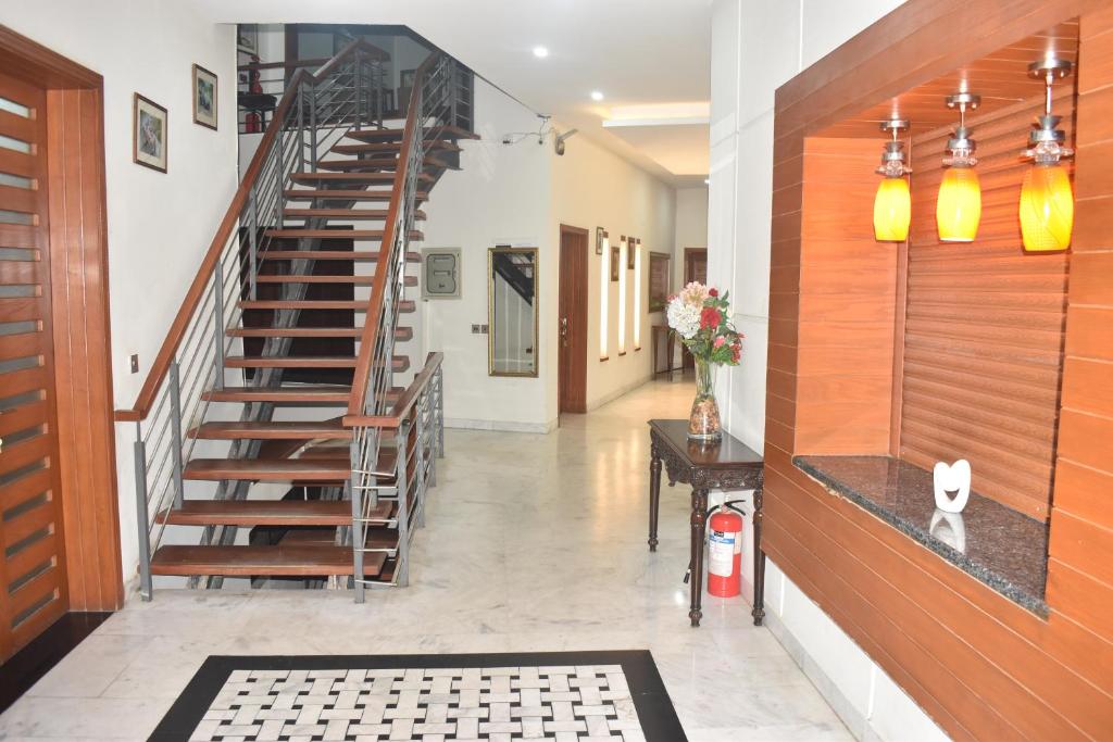 un pasillo con una escalera en una casa en Rising House, en Islamabad