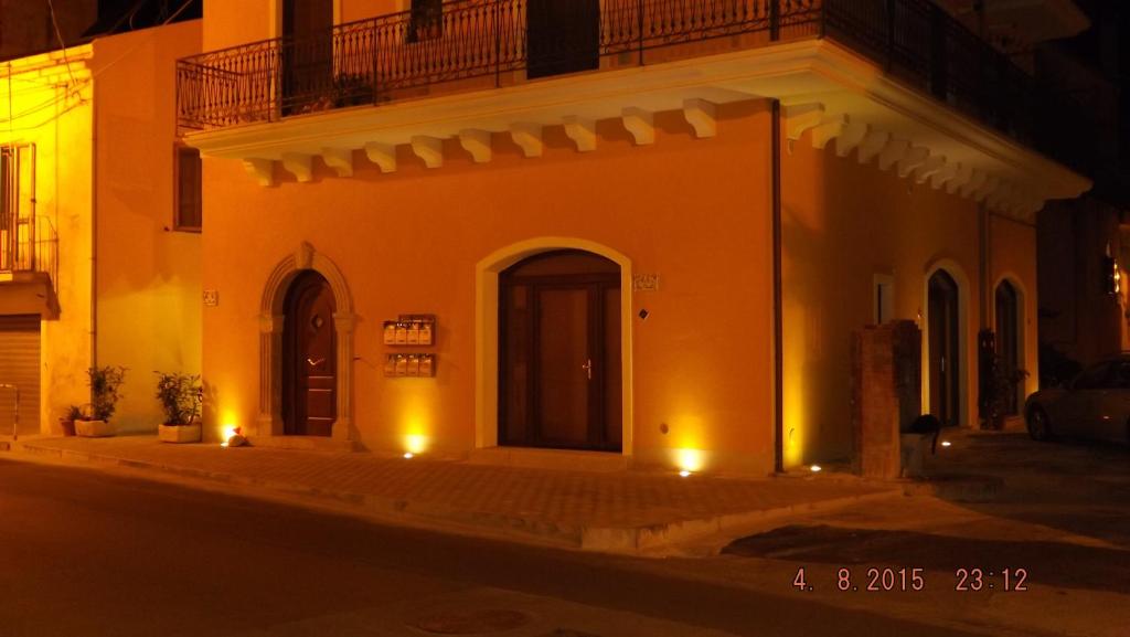 un edificio con luci sul lato di esso di notte di B&B Borgo Marinella a Sapri