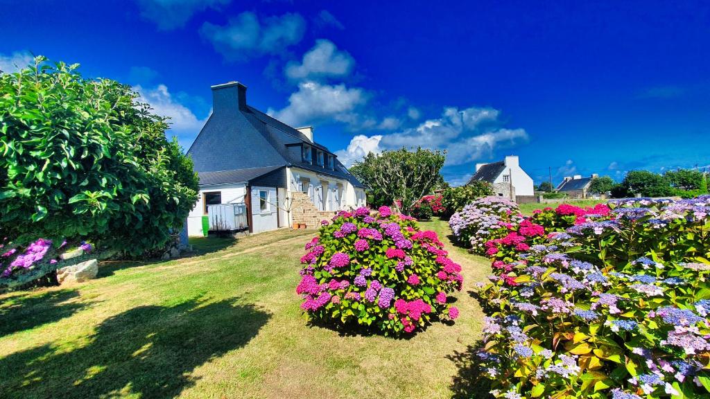 une maison avec un bouquet de fleurs devant dans l'établissement Belle maison proche de la plage, quartier calme, Audierne / Esquibien, à Audierne