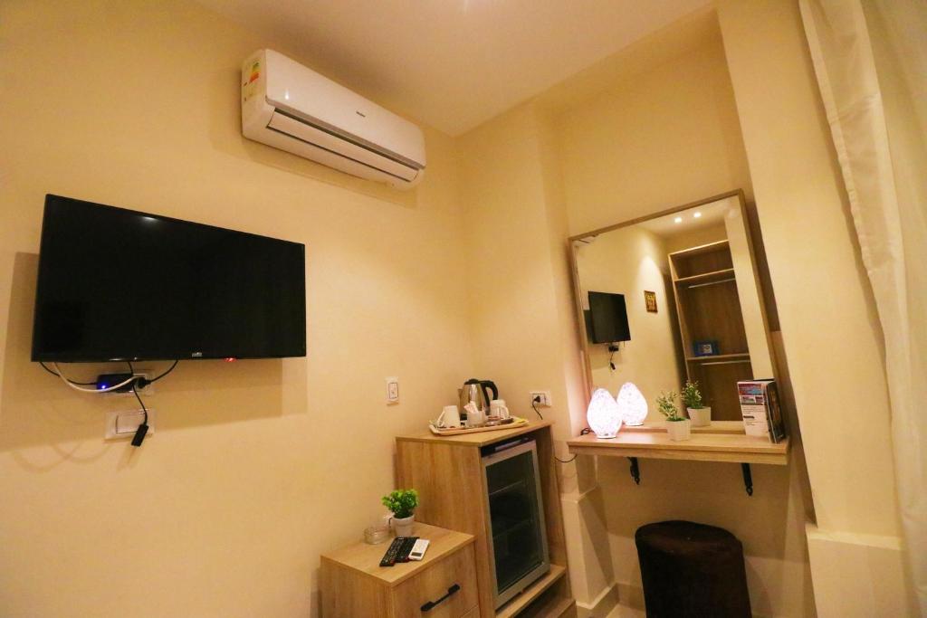 TV a/nebo společenská místnost v ubytování Locanda Pyramids Hotel