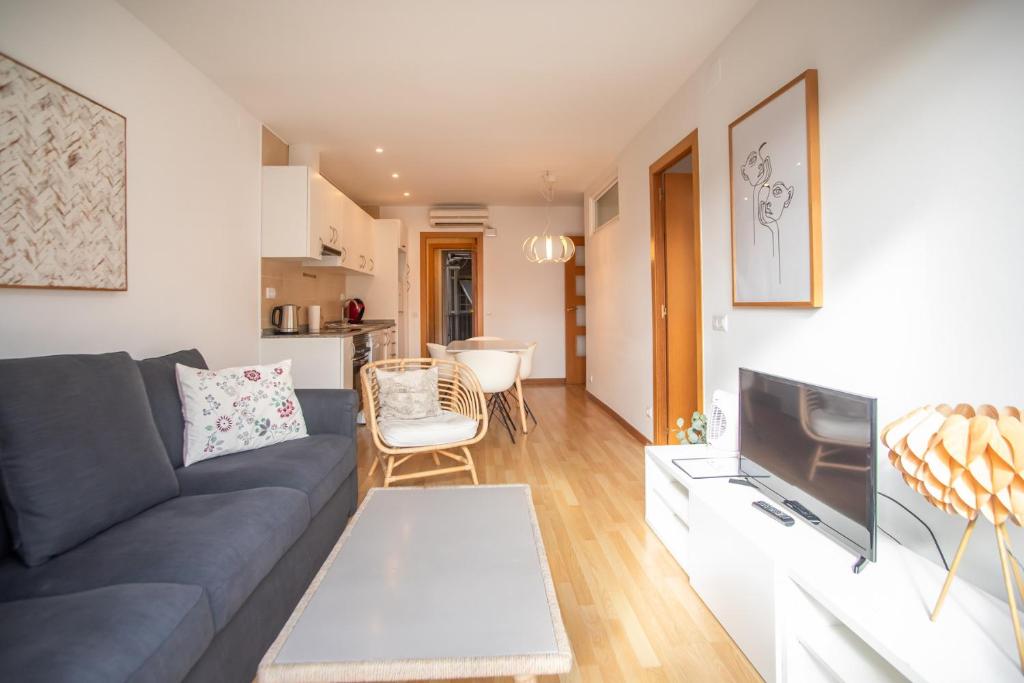 salon z kanapą i telewizorem w obiekcie 41PAR1022 - Luminous apartment in Sant Antoni w Barcelonie