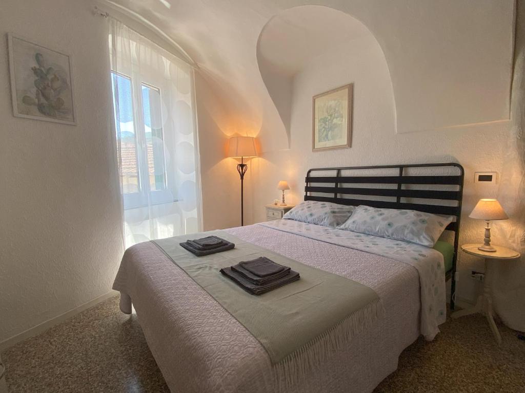 La Casa degli Alberi في دولشياكا: غرفة نوم عليها سرير وفوط