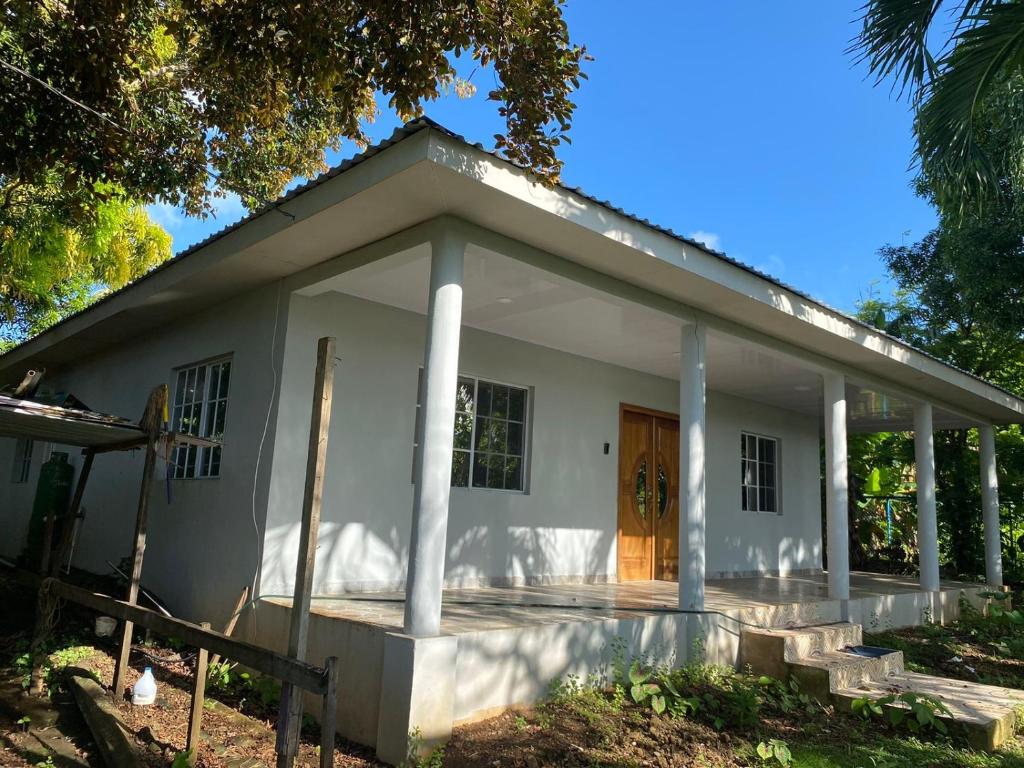コーン諸島にあるCasa Vacacional Kiamaの小さな白い家