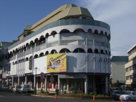um grande edifício na esquina de uma rua em Cosy Home Papeete em Papeete