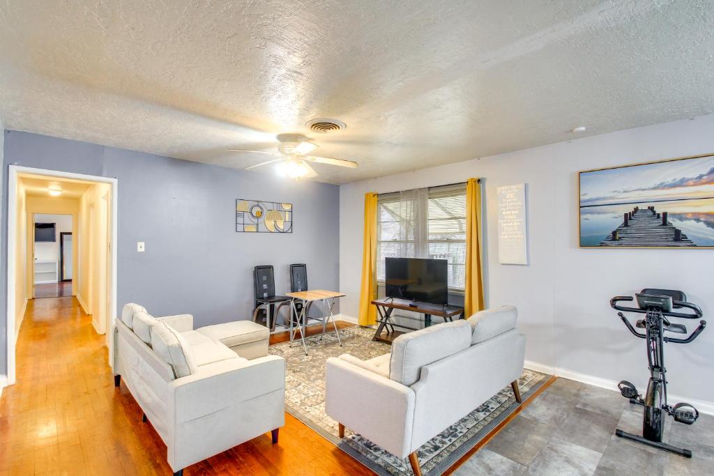 אזור ישיבה ב-Charming Lawton Escape with Patio and Grills!