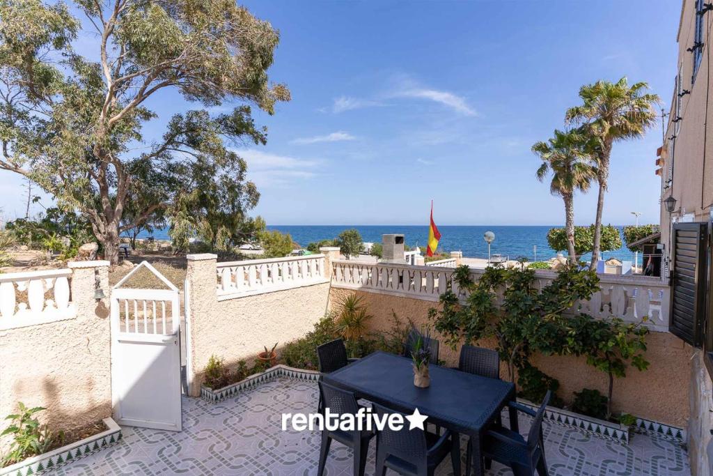 Vom Balkon eines Hauses genießen Sie Meerblick. in der Unterkunft rentafive Nuevo Barbacoa Terraza Playa in Gran Alacant