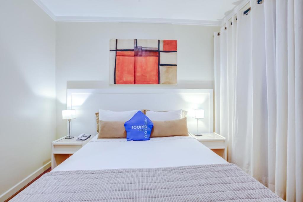 um quarto com uma grande cama branca e 2 candeeiros em Roomo Residencial Itaim Bibi by Transamérica em São Paulo