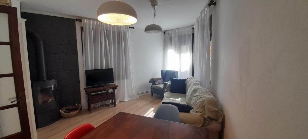 uma sala de estar com um sofá e uma mesa em Apartamento en el centro de Puigcerda em Puigcerdà
