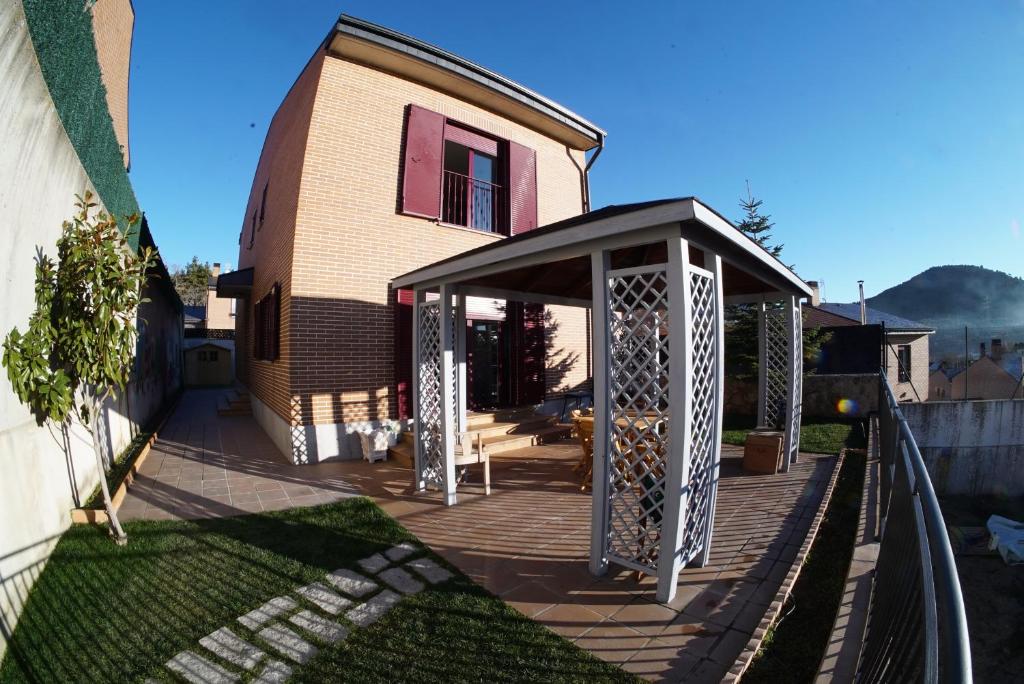 een huis met een terras met een tuinhuisje bij Nootka in San Rafael