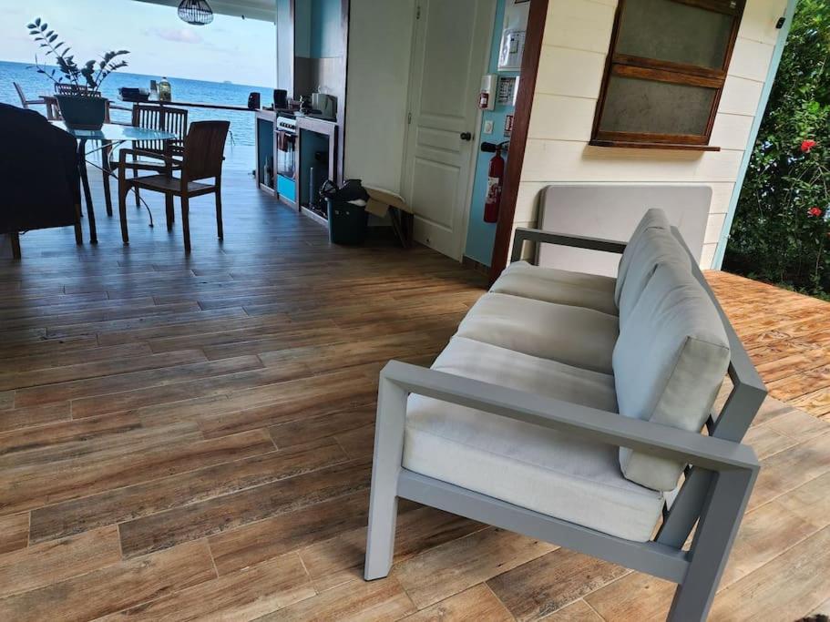 Posezení v ubytování Duplex en bord de mer Fare Tahitea Pension
