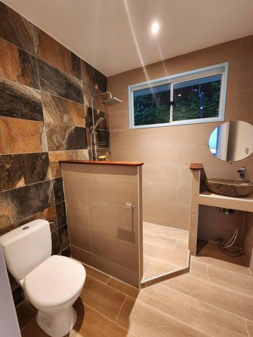 Koupelna v ubytování Duplex en bord de mer Fare Tahitea Pension