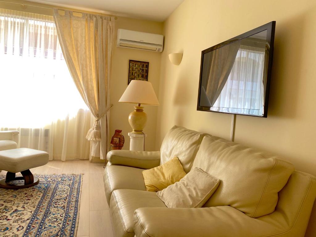 un salon avec un canapé et une fenêtre dans l'établissement Ajaccio, à Ajaccio