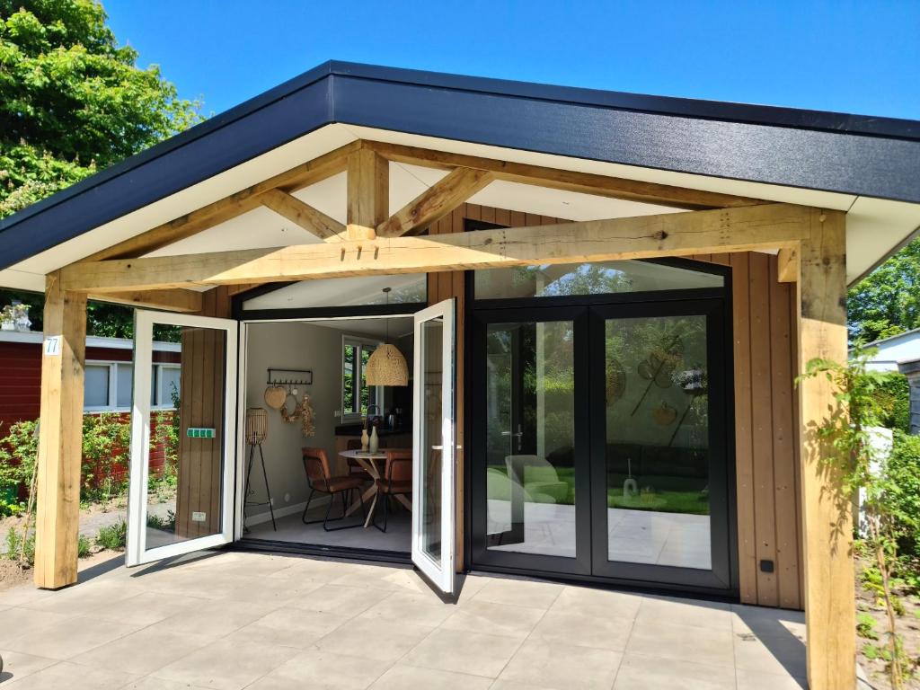 an extension to a conservatory with a roof at Bungalowpark Mooyeveld in Egmond-Binnen