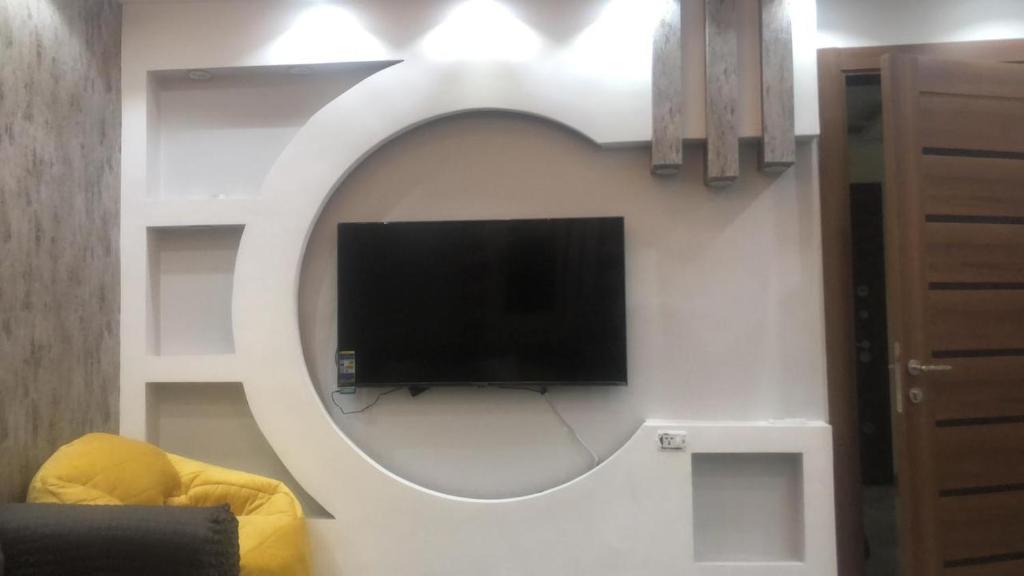 カイロにあるالمهندسينの鏡付き壁掛け薄型テレビ