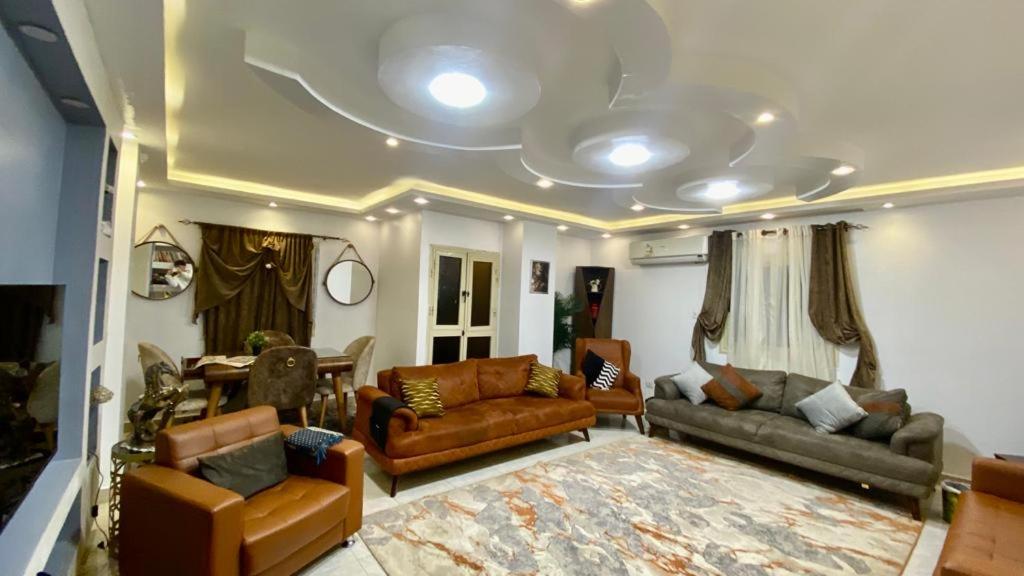 uma sala de estar com dois sofás e uma mesa em شقة فندقية للإيجار في زهراء المعادي no Cairo