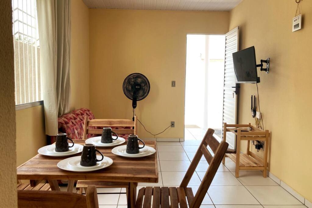 een eetkamer met een tafel en een ventilator bij Casa Completa e Bem Localizada in Parnaíba