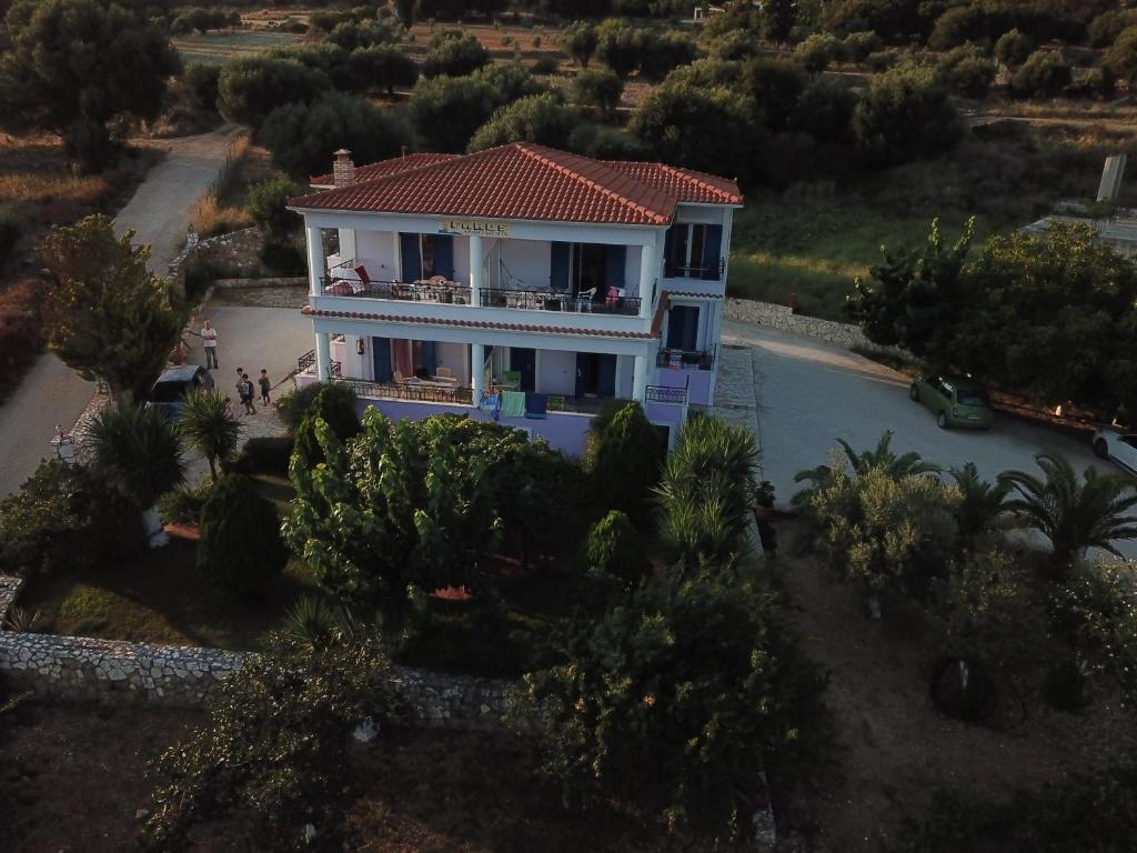 een luchtzicht op een wit huis met een rood dak bij Perdikionia in Trapezaki