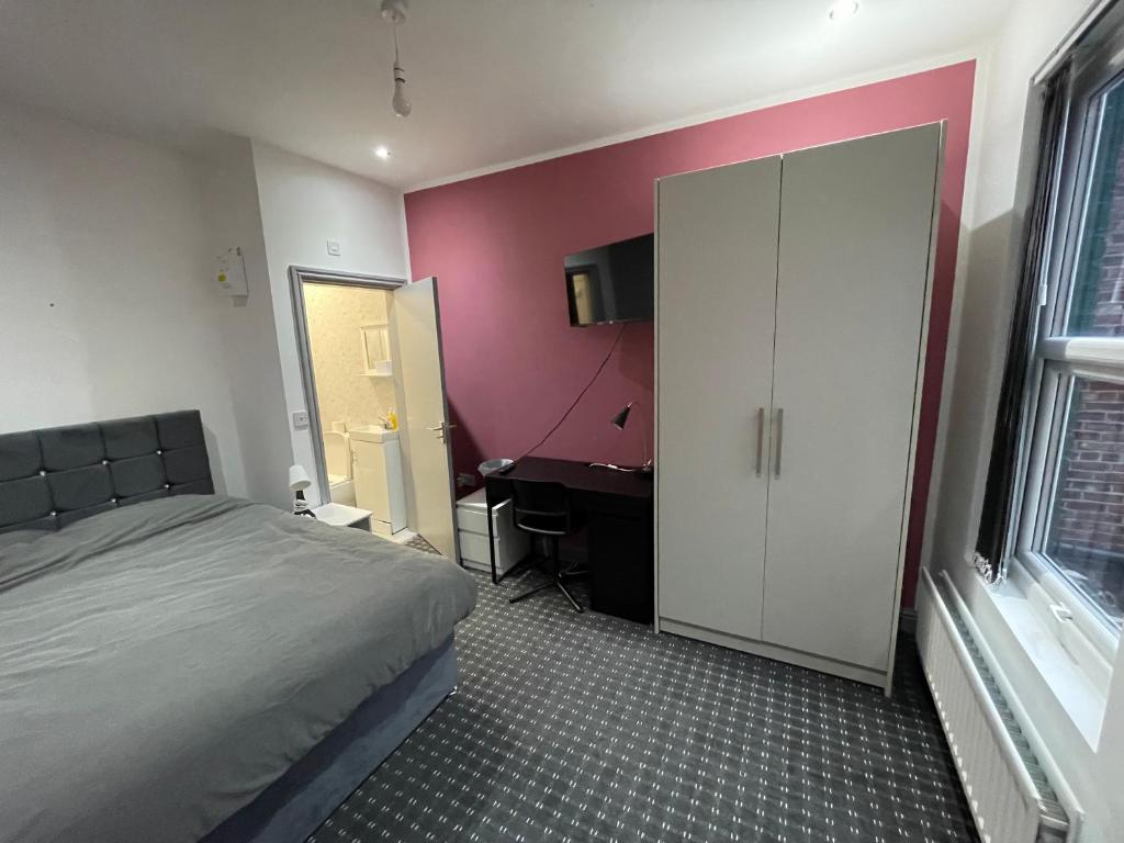 Tempat tidur dalam kamar di Luxurious En-suite Room 3