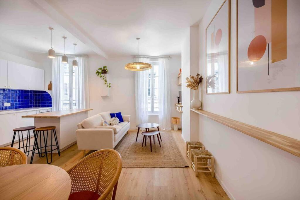 un salon avec un canapé et une table dans l'établissement ღ Le Majorelle • Au cœur du vieux port et cosy, à La Rochelle