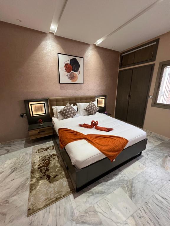 Antonios luxury apartments في فاس: غرفة نوم بسرير كبير في غرفة