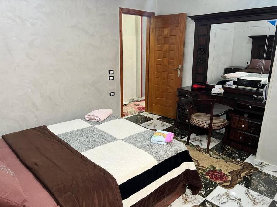 ein Schlafzimmer mit einem Bett und einem Schreibtisch. in der Unterkunft Studio Jimmy in Kairo