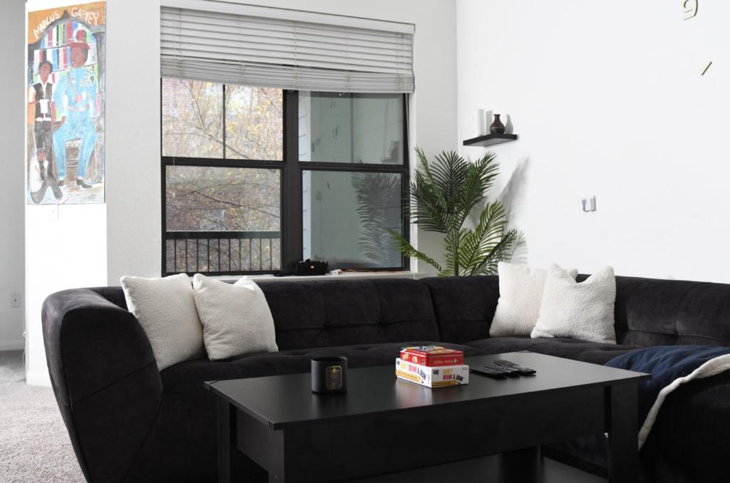 uma sala de estar com um sofá e uma mesa de centro em Midtown Contemporary Luxury 1BD-Pool-Gym-Patio-Office em Houston