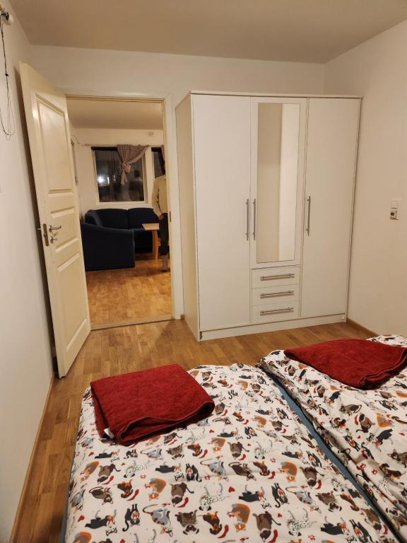 een slaapkamer met 2 bedden en een kast bij Feelhome Borgtun One bedroom cozy apartment in Tromsø