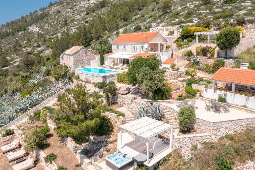 Bazén v ubytování Villa Grace Breathtaking Views of the Adriatic nebo v jeho okolí