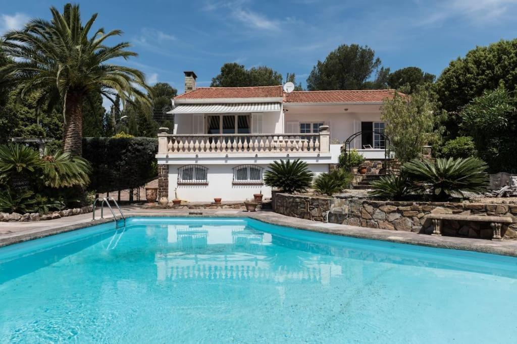 une villa avec piscine devant une maison dans l'établissement Villa Lou Mazet - Piscine privée, à Saint-Raphaël