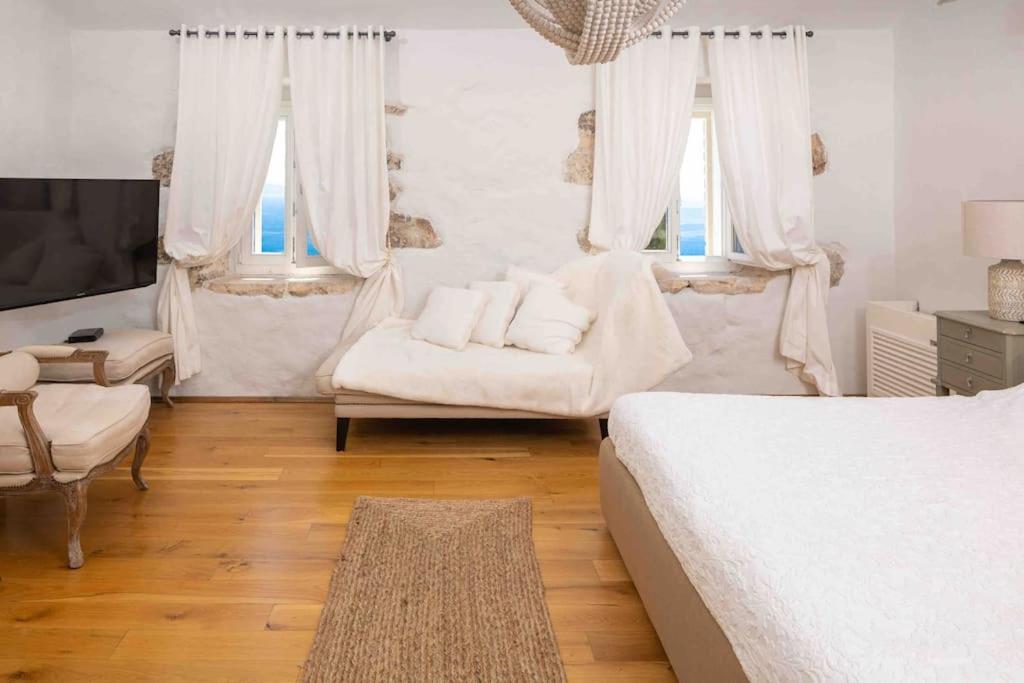 Postel nebo postele na pokoji v ubytování Villa Grace Breathtaking Views of the Adriatic