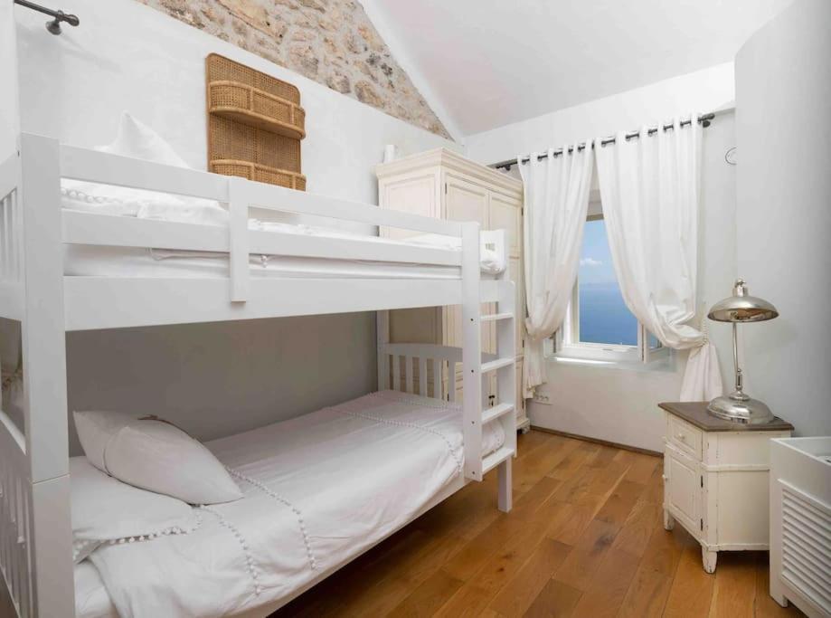 Postel nebo postele na pokoji v ubytování Villa Grace Breathtaking Views of the Adriatic