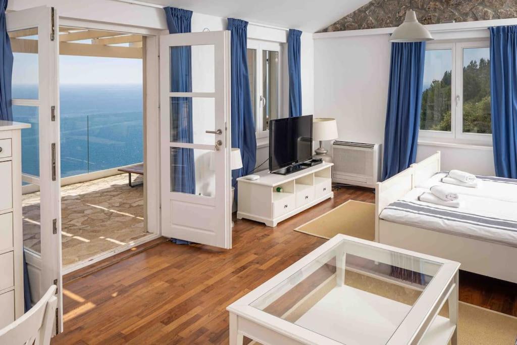 Postel nebo postele na pokoji v ubytování Villa Grace Breathtaking Views of the Adriatic