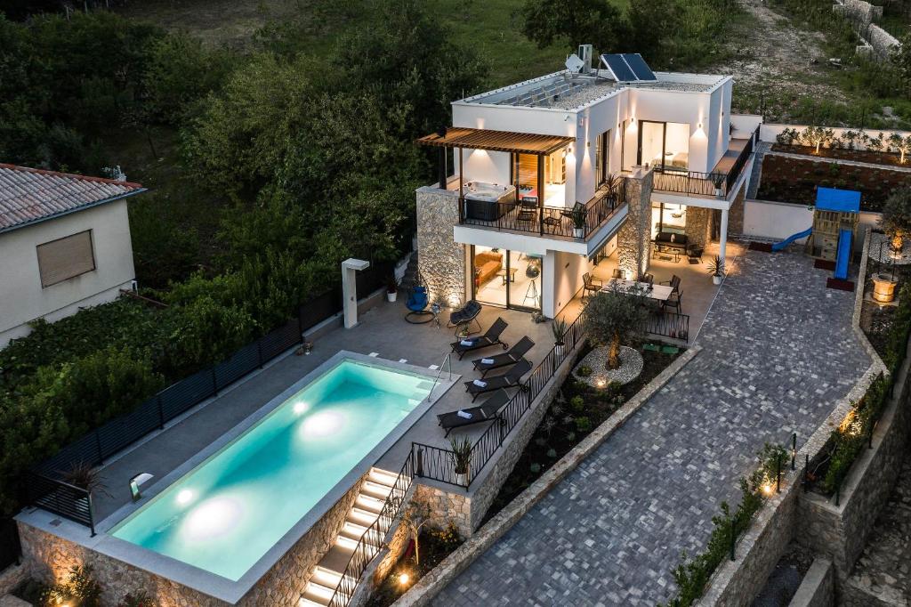 Luftaufnahme eines Hauses mit Swimmingpool in der Unterkunft Vila Petram in Bribir