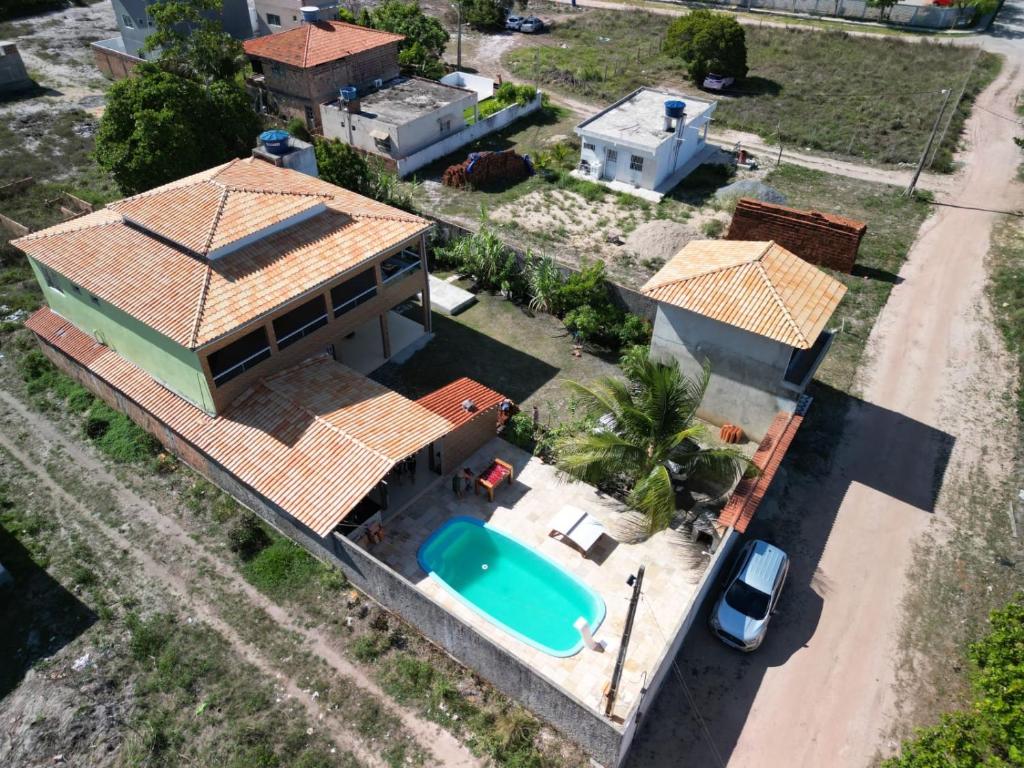 uma vista aérea de uma casa com piscina em Cantinho da paz jesus nazareno em Gamela