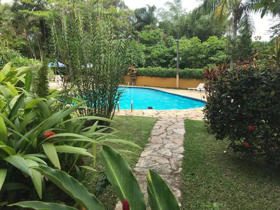 una piscina en un patio con plantas en Casa térrea de, en São Sebastião