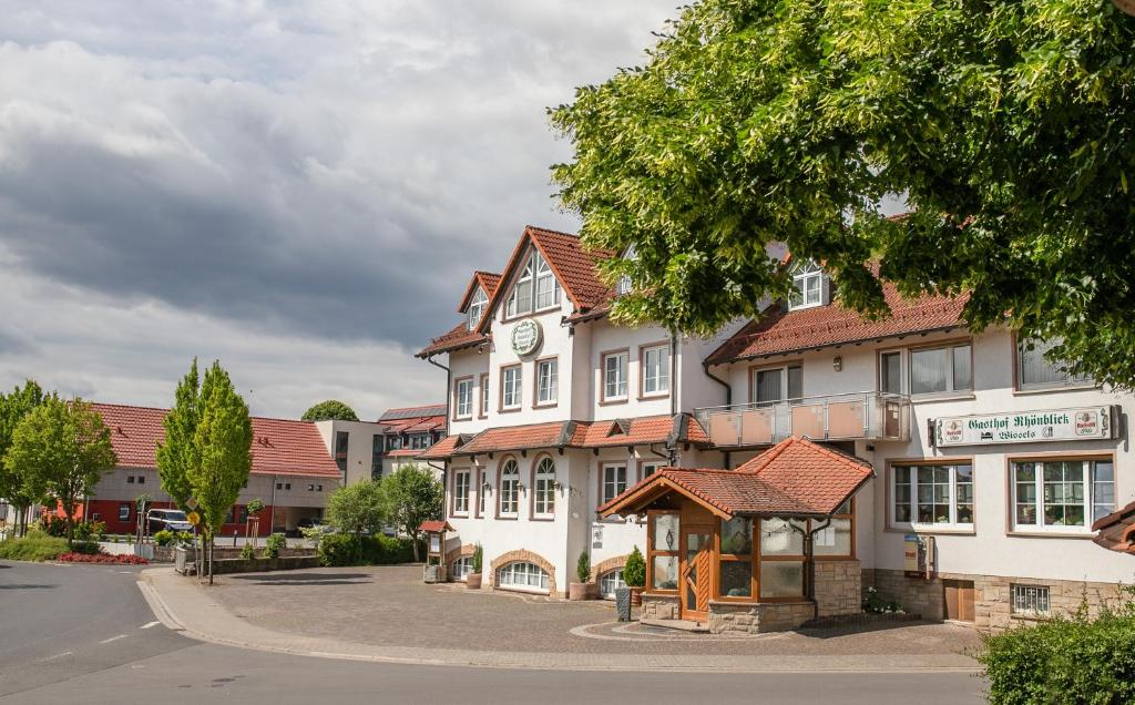 un grande edificio bianco con un orologio sopra di Landhaus Rhönblick a Künzell