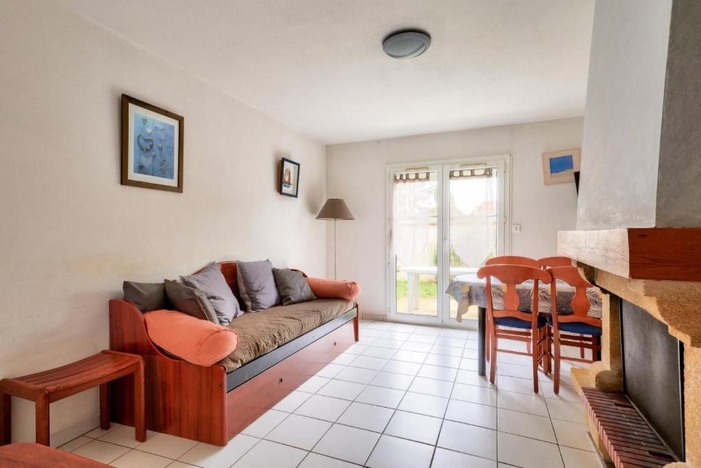 a living room with a couch and a table at Les maisons de Port Guillaume - maeva Home - Maison 3 pièces 6 personnes - Confort MAE-3464 in Dives-sur-Mer