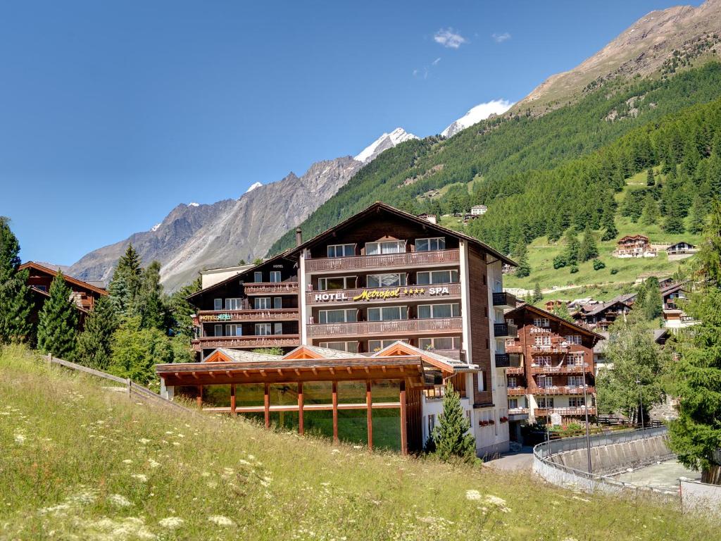 un gran edificio en medio de una montaña en Hotel Metropol & Spa Zermatt en Zermatt