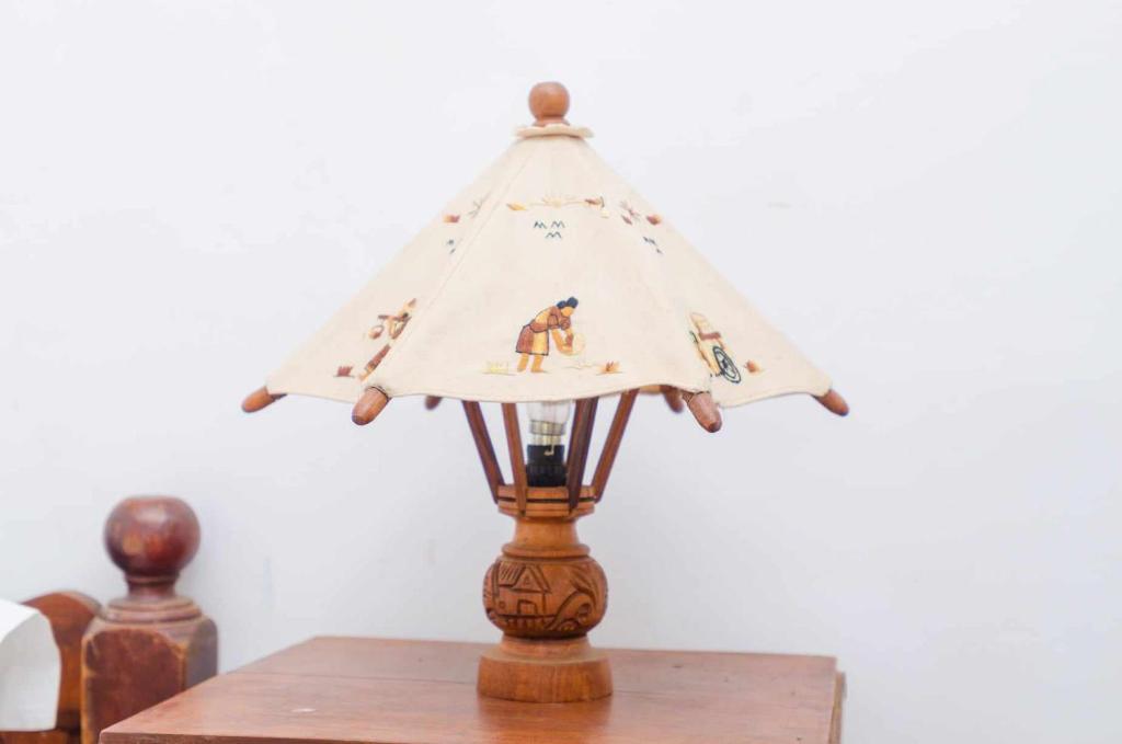 eine Lampe auf einem Tisch mit einem Tischtuch drauf in der Unterkunft Villa Fialofana Ambohimarina 
