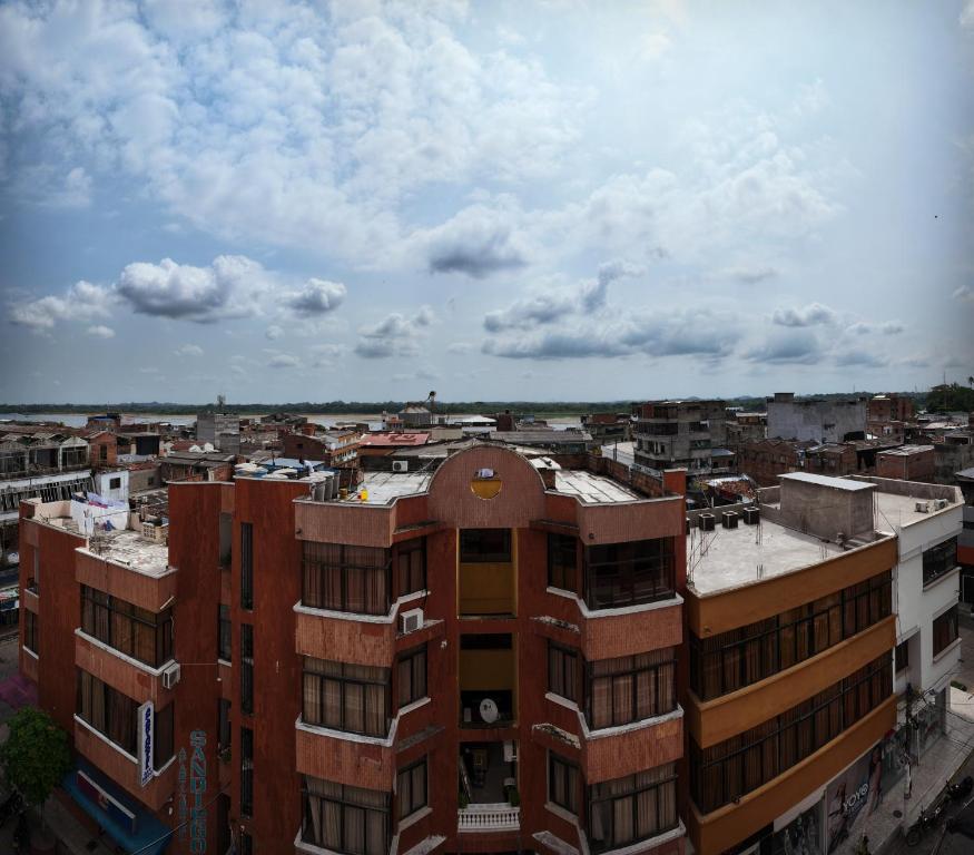 una vista aérea de una ciudad con edificios en Hotel Sandiego, en Puerto Berrío